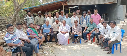 ಸೌದೆ ವ್ಯಾಪಾರ ಮಾಡಲು ಖರೀದಿಸಿದ ಮರ ಕಟಾವಿಗೆ ಸಕಾಲಕ್ಕೆ ಅನುಮತಿ ನೀಡದ ಅರಣ್ಯ ಇಲಾಖೆಯ ನಡೆಯನ್ನು ಖಂಡಿಸಿ ಫೆ.11 ರಂದು ಪಟ್ಟಣದ ಮಲೆ ಮಹದೇಶ್ವರ ವನ್ಯಜೀವಿ ವಿಭಾಗದ ಡಿಸಿಎಫ್ ಕಚೇರಿ ಮುಂಭಾಗ ಪ್ರತಿಭಟನೆ ನಡೆಸಲು ಸೋಮವಾರ ಕೊಳ್ಳೇಗಾಲ ಮತ್ತು ಯಳಂದೂರು ತಾಲೂಕು ಮರ ಮುಟ್ಟುಗಾರರ ಸಂಘದ ಪದಾಧಿಕಾರಿಗಳು ಕೊಳ್ಳೇಗಾಲ ಪಟ್ಟಣದಲ್ಲಿ ಸಮಾವೇ ಶಗೊಂಡಿದ್ದರು.