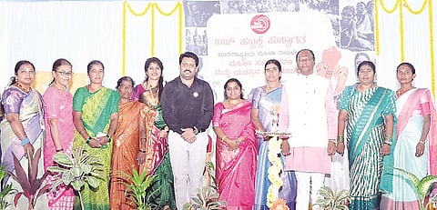 ಕೊಳ್ಳೇಗಾಲದ ಉಮಾಶಂಕರ ಕಲ್ಯಾಣ ಮಂಟಪದಲ್ಲಿ ಸೋಮವಾರ ಬಜ್ ಇಂಡಿಯಾ ಟ್ರಸ್ಟ್ ವತಿಯಿಂದ ಅಂತಾರಾಷ್ಟ್ರೀಯ ಮಹಿಳಾ ದಿನ ಕಾರ್ಯಕ್ರಮ ಆಯೋಜಿಸಲಾಗಿತ್ತು. ವೆಂಕಟೇಶ್, ಮಹದೇವಯ್ಯ, ಎ.ವಿ.ಸ್ವಾತಿ, ಎನ್. ಪುಟ್ಟತಾಯಮ್ಮ, ಮಮತಾ ಇತರರು ಇದ್ದರು.