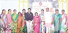 ಕೊಳ್ಳೇಗಾಲದ ಉಮಾಶಂಕರ ಕಲ್ಯಾಣ ಮಂಟಪದಲ್ಲಿ ಸೋಮವಾರ ಬಜ್ ಇಂಡಿಯಾ ಟ್ರಸ್ಟ್ ವತಿಯಿಂದ ಅಂತಾರಾಷ್ಟ್ರೀಯ ಮಹಿಳಾ ದಿನ ಕಾರ್ಯಕ್ರಮ ಆಯೋಜಿಸಲಾಗಿತ್ತು. ವೆಂಕಟೇಶ್, ಮಹದೇವಯ್ಯ, ಎ.ವಿ.ಸ್ವಾತಿ, ಎನ್. ಪುಟ್ಟತಾಯಮ್ಮ, ಮಮತಾ ಇತರರು ಇದ್ದರು.