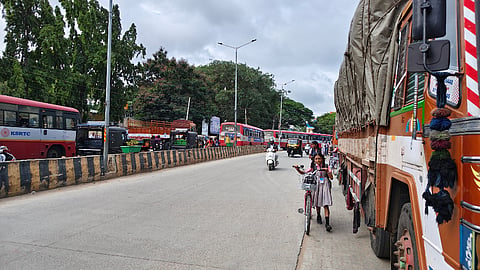 ಕೊಳ್ಳೇಗಾಲ ಪಟ್ಟಣದೊಳಗೆ ಹಾದು ಹೋಗಿರುವ ಚತುಷ್ಪಥ ರಸ್ತೆ ಬದಿಯ ಪಾದಚಾರಿ ಮಾರ್ಗದಲ್ಲಿ ಲಾರಿಗಳು ಪಾರ್ಕಿಂಗ್ ಮಾಡಿರುವುದರಿಂದ ಶಾಲಾ ಮಕ್ಕಳು ರಸ್ತೆಯಲ್ಲಿ ಸಂಚರಿಸುತ್ತಿರುವುದು. 