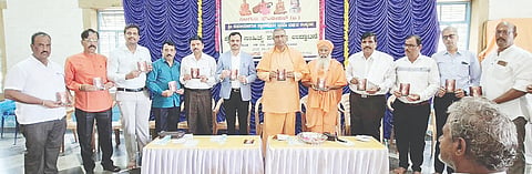 ಕೊಳ್ಳೇಗಾಲ ತಾಲೂಕಿನ ಚಿಲಕವಾಡಿ ಬೆಟ್ಟದ ಶ್ರೀ ಶಂಭುಲಿಂಗ ಕ್ಷೇತ್ರದಲ್ಲಿ ಭಾನುವಾರ ನಿಜಗುಣ ಫೌಂಡೇಷನ್ ವತಿಯಿಂದ ಆಯೋಜಿಸಿದ್ದ ಕಾರ್ಯಕ್ರಮದಲ್ಲಿ ಶ್ರೀ ನಿಜಗುಣ ಕುಮಾರಸ್ವಾಮಿಗಳ ಸಂಸ್ಮರಣೆ ಹಾಗೂ ‘ಸ್ತೋತ್ರಮಾಲೆ’ ಕೃತಿ ಬಿಡುಗಡೆ ಮಾಡಲಾಯಿತು. ಶ್ರೀ ಬಾಲ ಷಡಕ್ಷರ ಸ್ವಾಮೀಜಿ, ಶ್ರೀ ಬಾಲಷಡಕ್ಷರ ಸ್ವಾಮೀಜಿ, ಕೃಷ್ಣಮೂರ್ತಿ, ಅಂಶಿ ಪ್ರಸನ್ನ ಕುಮಾರ್, ಹೆಳವರಹುಂಡಿ ಸಿದ್ದಪ್ಪ ಇತರರು ಇದ್ದರು. 