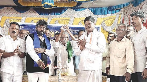 ಕಂಪ್ಲಿಯಲ್ಲಿ ಜಾಂಭವ ಯುವ ಸೇನಾ ತಾಲೂಕು ಘಟಕವನ್ನು ರಾಜ್ಯಾಧ್ಯಕ್ಷ ಡಾ.ರಮೇಶ ಚಕ್ರವರ್ತಿ ಉದ್ಘಾಟಿಸಿದರು. ಪ್ರಮುಖರಾದ ಸೀಕ್ಲಿ ಸೋಮಶೇಖರ, ತಿಪ್ಪೆಸ್ವಾಮಿ, ರುದ್ರಪ್ಪ, ಗಂಗಾಧರ, ಪಾರ್ವತಿ, ಕರಡಿ ನೀಲಪ್ಪ ಇತರರಿದ್ದರು.