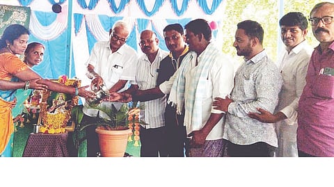 ದೇವಸಮುದ್ರ ಸರ್ಕಾರಿ ಪ್ರೌಢಶಾಲೆಯಲ್ಲಿ ವಿದ್ಯಾರ್ಥಿಗಳ ಸ್ವಾಗತ ಹಾಗೂ ಸಾಂಸ್ಕೃತಿಕ ಕಾರ್ಯಕ್ರಮವನ್ನು ನಿವೃತ್ತ ಶಿಕ್ಷಕ ನಾಗರಾಜ ದಬಾಡಿ ಉದ್ಘಾಟಿಸಿದರು. ಮುಖ್ಯಶಿಕ್ಷಕ ಕೆ.ಯೋಗರಾಜ್, ಸಿಆರ್‌ಪಿ ಎಂ.ಕರುಣಾಕರಾಚಾರ್, ಎಸ್ಡಿಎಂಸಿ ಅಧ್ಯಕ್ಷ ಸಣ್ಣ ನಿಂಗಪ್ಪ, ಶಿಕ್ಷಕರಾದ ಶಕುಂತಲಾ, ಇಂದಿರಮ್ಮ ಇತರರಿದ್ದರು.