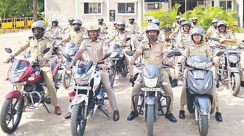 ಕುಷ್ಟಗಿ ಪೊಲೀಸ್ ಠಾಣೆಯಿಂದ ವಿಶೇಷ ಹೆಲ್ಮೆಟ್ ಜಾಗೃತಿ ಅಭಿಯಾನ ನಿಮಿತ್ತ ಬೈಕ್ ರ‌್ಯಾಲಿ ನಡೆಸಲಾಯಿತು.'