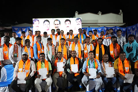 ಕುಂದಾಣ ಮಹಾಶಕ್ತಿ ಕೇಂದ್ರದಲ್ಲಿ ಹಮ್ಮಿಕೊಂಡಿದ್ದ ನೂತನ ಪದಾಧಿಕಾರಿಗಳ ನೇಮಕ ಮತ್ತು ನೇಮಕಾತಿ ಪ್ರಮಾಣ ಪತ್ರ ವಿತರಿಸಲಾಯಿತು. ಮಾಜಿ ಶಾಸಕ ಜಿ.ಚಂದ್ರಣ್ಣ, ಪಕ್ಷದ ಅಧ್ಯಕ್ಷ ಅಂಬರೀಶ್​ಗೌಡ, ಹಿರಿಯ ಮುಖಂಡರಾದ ಬುಳ್ಳಹಳ್ಳಿ ರಾಜಪ್ಪ, ಬಿ.ಕೆ.ನಾರಾಯಣಸ್ವಾಮಿ, ಯುವ ಮುಖಂಡರಾದ ಬಿದಲೂರು ತಮ್ಮಯಣ್ಣ, ಚನ್ನಕೇಶವ ಇದ್ದರು.  