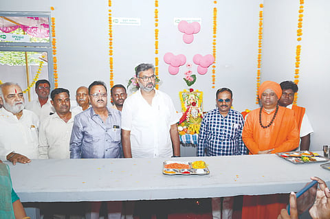 ಮುನವಳ್ಳಿ ಪಟ್ಟಣದಲ್ಲಿ ಇಂದಿರಾ ಕ್ಯಾಂಟೀನ್‌ಗೆ ವಿಶ್ವಾಸ ವೈದ್ಯ ಚಾಲನೆ ನೀಡಿದರು. ಮುರುಘೇಂದ್ರ ಸ್ವಾಮೀಜಿ, ರವೀಂದ್ರ ಯಲಿಗಾರ, ಈಶ್ವರ ಕರೀಕಟ್ಟಿ, ಡಿ.ಡಿ.ಕಿನ್ನೂರಿ, ಸಿ.ಬಿ.ಬಾಳಿ ಇತರರಿದ್ದರು.