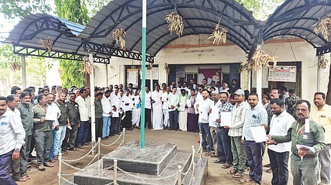 ವಿದ್ಯುತ್ ಇಲಾಖೆ ಖಾಸಗೀಕರಣ ವಿರೋಧಿಸಿ ಕೊಪ್ಪಳದ ಜೆಸ್ಕಾಂ ಕಚೇರಿ ಎದುರು ನೌಕರರು ಪ್ರತಿಭಟನೆ ನಡೆಸಿದರು. ನೌಕರರ ಸಂಘದ ಜಿಲ್ಲಾ ಸಂಘಟನಾ ಕಾರ್ಯದರ್ಶಿ ನಾಗರಾಜ ಗಾಯಕ್ವಾಡ್, ಕೇಂದ್ರ ಸಮಿತಿ ಸದಸ್ಯ ಅನಾಳಪ್ಪ, ಕಲ್ಯಾಣ ಸಂಸ್ಥೆಯ ಹನುಮಂತಪ್ಪ ಹುನಗುಂದ, ಹನುಮಂತಪ್ಪ ಹಾದಿಮನಿ ಇತರರಿದ್ದರು.