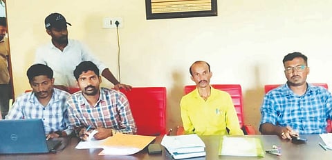 ಬಾಗೇಪಲ್ಲಿ ತಾಲೂಕಿನ ಕುಂಟ್ಲಪಲ್ಲಿ ಸರ್ಕಾರಿ ಪ್ರಾಥಮಿಕ ಶಾಲೆಯಲ್ಲಿ ಬೆಂಗಳೂರಿನ ಶ್ರೀದುರ್ಗಾ ಫೌಂಡೇಷನ್​ನಿಂದ ವಿದ್ಯಾರ್ಥಿಗಳಿಗೆ ನಿಂಟು ವಿತರಿಸಲಾಯಿತು. ಅತಿಥಿ ಶಿಕ್ಷಕಿ ಸಾವಿತ್ರಿ, ಬಿ.ಎಸ್​.ಮಧು, ಲ್ಮದೇವಿ, ಸಾವಿತ್ರಮ್ಮ ಇದ್ದರು.