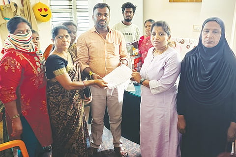 ಮಾಗಡಿ ತಾಲೂಕು ಮಂಚನಬೆಲೆ ಜಲಾಶಯ ಕಾಲನಿಯಲ್ಲಿರುವ ಮದ್ಯದ ಅಂಗಡಿಯನ್ನು ಸ್ಥಳಾಂತರಿಸುವಂತೆ ಸ್ಥಳೀಯರು ಅಬಕಾರಿ ಅಧಿಕಾರಿಗೆ ಮನವಿ ಸಲ್ಲಿಸಿದರು. ಸಂಜೀವಿನಿ ಒಕ್ಕೂಟದ ಕಾರ್ಯಕರ್ತೆ ವಾರಿಜಾ, ಸ್ತ್ರೀ ಶಕ್ತಿ ಸಂಘದ ಜಯಮ್ಮ, ಗೌರಮ್ಮ, ಮಾದೇವಿ, ಭಾಗ್ಯಮ್ಮ, ಉಮಾ, ಸಣ್ಣಮ್ಮ, ಅನೀನಾಭಿ, ರಮೇಶ್ ಇತರರು ಇದ್ದರು.