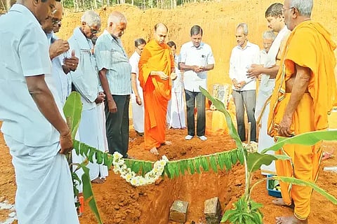 ರಿಪ್ಪನ್‌ಪೇಟೆ ಸಮೀಪದ ಹೊಂಬುಜ ಜೈನ ಮಠದ ಆವರಣದಲ್ಲಿ ಶ್ರೀ ಕುಂದಕುಂದ ವಿದ್ಯಾಪೀಠದ ನೂತನ ಕಟ್ಟಡಕ್ಕೆ ಶ್ರೀ ದೇವೇಂದ್ರಕೀರ್ತಿ ಭಟ್ಟಾರಕ ಸ್ವಾಮೀಜಿ ಭೂಮಿಪೂಜೆ ನೆರವೇರಿಸಿದರು. ಮುಖಂಡರಾದ ದೇವೇಂದ್ರ ಜೈನ್, ಮಂಜಪ್ಪ ಮುಂತಾದವರಿದ್ದರು.