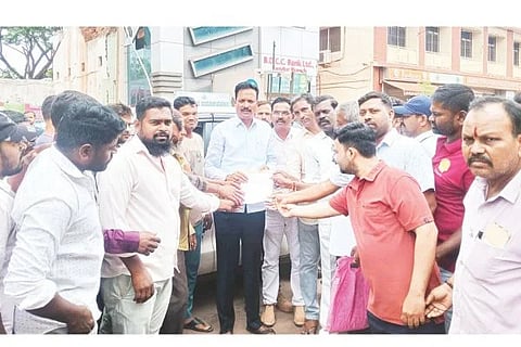 ಸಂಡೂರು ಎನ್‌ಎಂಡಿಸಿಯಲ್ಲಿ ಸ್ಥಳೀಯರಿಗೆ ಕೆಲಸ ನೀಡುವಂತೆ ಒತ್ತಾಯಿಸಿ ಸಂಸದ ಈ.ತುಕಾರಾಮ್‌ಗೆ ಮನವಿ ಸಲ್ಲಿಸಲಾಯಿತು. ಕರವೇ ಜಿಲ್ಲಾಧ್ಯಕ್ಷ ರಾಜಶೇಖರ್, ತಾಲೂಕು ಅಧ್ಯಕ್ಷ ಪಿ.ರಾಜು ಪಾಳೇಗಾರ, ಉಪಾಧ್ಯಕ್ಷ ರವಿ, ಕಾರ್ಯದರ್ಶಿ ದೇವಾನಂದ, ಮೌಲಾಲಿ, ರಾಜಾವಲಿ ಇತರರಿದ್ದರು.