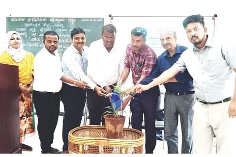 ಸಂಡೂರು ತಾಲೂಕು ನಂದಿಹಳ್ಳಿ ಸ್ನಾತಕೋತ್ತರ ಕೇಂದ್ರದಲ್ಲಿ ಆಯೋಜಿಸಿದ್ದ ಪುರಾತತ್ವ ಅವಶೇಷಗಳ ಸಂರಕ್ಷಣೆ ಮತ್ತು ಉತ್ಖನನದ ವಿಧಿ ವಿಧಾನಗಳು ಕುರಿತ ವಿಶೇಷ ಉಪನ್ಯಾಸ ಕಾರ್ಯಕ್ರಮ ಉದ್ಘಾಟಿಸಲಾಯಿತು. ಸ್ನಾತಕೋತ್ತರ ಕೇಂದ್ರದ ನಿರ್ದೇಶಕ ಡಾ.ಎಚ್.ತಿಪ್ಪೇಸ್ವಾಮಿ, ಹಂಪಿ ಪುರಾತತ್ವ ಸಂಗ್ರಹಾಲಯದ ಸಹಾಯಕ ಡಾ.ಮಂಜುನಾಯ್ಕ, ಖನಿಜ ಸಂಸ್ಕರಣಾ ವಿಭಾಗದ ಡಾ.ಶಶಿಧರ್ ಮುಂತಾದವರಿದ್ದರು.