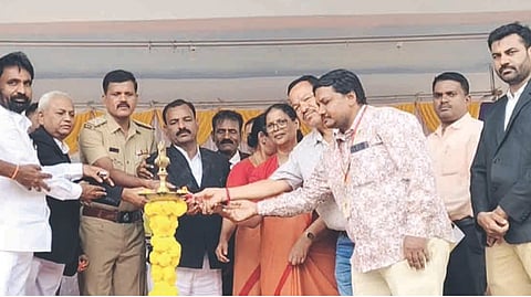 ಸಿರಗುಪ್ಪಾದ ವಿಜಯಮೇರಿ ಶಾಲೆಯಲ್ಲಿ ನಡೆದ ಪೋಕ್ಸೋ ಕಾಯ್ದೆ ಮತ್ತು ಮಾನವ ಕಳ್ಳ ಸಾಗಣೆ ವಿರೋಧ ದಿನ ಕಾರ್ಯಕ್ರಮವನ್ನು ತಾಲೂಕು ವಕೀಲರ ಸಂಘದ ಅಧ್ಯಕ್ಷ ಉಪ್ಪಾರ ವೆಂಕೋಬ ಉದ್ಘಾಟಿಸಿದರು. ಸಿಪಿಐ ವೈ.ಎಸ್.ಹನುಮಂತಪ್ಪ, ವಕೀಲರ ಸಂಘದ ಕಾರ್ಯದರ್ಶಿ ಶಿವಕುಮಾರ ಸ್ವಾಮಿ, ಪ್ರಾಚಾರ್ಯೆ ಆರೋಗ್ಯ ಮೇರಿ ಇತರರಿದ್ದರು.