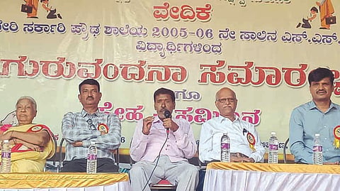 ಸಿರಿಗೇರಿ ಸರ್ಕಾರಿ ಬಾಲಕರ ಪ್ರೌಢಶಾಲೆಯ ಎಸ್‌ಎಸ್‌ಎಲ್‌ಸಿ 2005-06ನೇ ಸಾಲಿನ ಗುರುವಂದನಾ ಮತ್ತು ಸ್ನೇಹ ಸಮ್ಮಿಲನ ಕಾರ್ಯಕ್ರಮದಲ್ಲಿ ನಿವೃತ್ತ ಮುಖ್ಯ ಶಿಕ್ಷಕ ಶ್ರೀರಾಮುಲು ಮಾತನಾಡಿದರು.  ಕ್ಷೇತ್ರ ಶಿಕ್ಷಣಾಧಿಕಾರಿ ಎಚ್. ಗುರ್ರಪ್ಪ ಕಾರ್ಯಕ್ರಮ ಉದ್ಘಾಟಿಸಿದರು. ನಿವೃತ್ತ ಶಿಕ್ಷಕರಾದ ರಜಿಯಾ ಸುಲ್ತಾನ, ವಾಣಿ, ಎಸ್‌ಡಿಎಂಸಿ ಅಧ್ಯಕ್ಷ ಬಿಚ್ಚುಗತ್ತಿ ಮಲ್ಲಯ್ಯ, ಬಿಆರ್‌ಸಿ ತಮ್ಮನ ಗೌಡ ಪಟೇಲ್, ಪ್ರಭಾರ ಮುಖ್ಯಶಿಕ್ಷಕ ವೆಂಕಟೇಶ್, ಶಿಕ್ಷಕ ವೃಂದ ಹಾಗೂ ಹಳೆಯ ವಿದ್ಯಾರ್ಥಿಗಳು ಇದ್ದರು.
