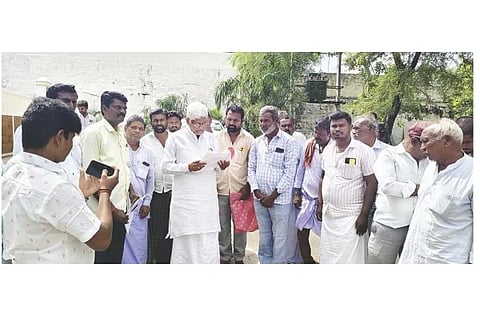 ಸಿಂಧನೂರಿನಲ್ಲಿ ಶಾಸಕ ಹಂಪನಗೌಡ ಬಾದರ್ಲಿಗೆ ತುಂಗಭದ್ರಾ ನೀರಾವರಿ ಕಾರ್ಮಿಕರ ಸಂಘದಿಂದ ಮನವಿ ಸಲ್ಲಿಸಲಾಯಿತು. ವಿಭಾಗೀಯ ಅಧ್ಯಕ್ಷ ವಾದಿರಾಜ, ತಾಲೂಕು ಅಧ್ಯಕ್ಷ ವೀರೇಶ, ಕಾರ್ಯದರ್ಶಿ ದೇವೇಂದ್ರ, ಉಪಾಧ್ಯಕ್ಷ ವೆಂಕಟೇಶ, ಹುಸೇನ್ ಸಾಬ್ ಆದಪ್ಪ ಇತರರಿದ್ದರು.