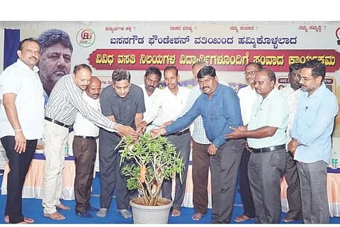 ಸಿಂಧನೂರಿನಲ್ಲಿ ಬಸನಗೌಡ ಬಾದರ್ಲಿ ಫೌಂಡೇಷನ್‌ದಿಂದ ಆಯೋಜಿಸಿದ್ದ ಹಾಸ್ಟೆಲ್ ವಿದ್ಯಾರ್ಥಿಗಳೊಂದಿಗೆ ಸಂವಾದ ಕಾರ್ಯಕ್ರಮವನ್ನು ಕೆಕೆಆರ್‌ಟಿಸಿ ವಿಭಾಗೀಯ ನಿಯಂತ್ರಣಾಧಿಕಾರಿ ನೂರ್ ಮಹ್ಮದ್ ಉದ್ಘಾಟಿಸಿದರು. ಎಂಎಲ್‌ಸಿ ಬಸನಗೌಡ ಬಾದರ್ಲಿ, ಬಿಸಿಎಂ ಅಧಿಕಾರಿ ಲಿಂಗಪ್ಪ ಅಂಗಡಿ, ವೈಜನಾಥ ಹಿರೇಮಠ ಇತರರಿದ್ದರು.