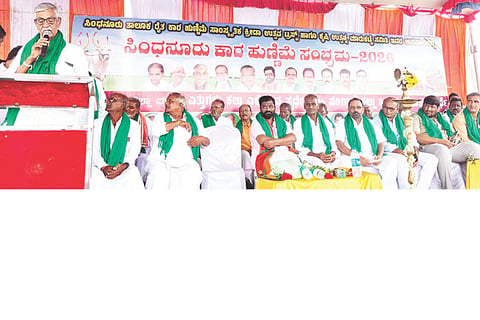 ಸಿಂಧನೂರಿನಲ್ಲಿ ಹಮ್ಮಿಕೊಂಡಿರುವ ಮುಂಗಾರು ಕಾರಹುಣ್ಣಿಮೆ ಸಂಭ್ರಮ ಕಾರ್ಯಕ್ರಮಕ್ಕೆ ಮಾಜಿ ಸಂಸದ ಕೆ.ವಿರೂಪಾಕ್ಷಪ್ಪ ಚಾಲನೆ ನೀಡಿದರು. ಜಿಪಂ ಮಾಜಿ ಸದಸ್ಯ ಎನ್.ಶಿವನಗೌಡ ಗೊರೇಬಾಳ, ಖಾಜಿ ಮಲ್ಲಿಕ್ ವಕೀಲ, ಶರಣಪ್ಪ ರಡ್ಡೇರ್ ಇತರರಿದ್ದರು.