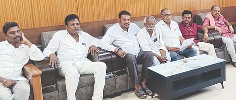 ಸವಣೂರ ಪಟ್ಟಣದ ಐಬಿಯಲ್ಲಿ ಸೋಮವಾರ ಸುದ್ದಿಗೋಷ್ಠಿಯಲ್ಲಿ ಮಂಡಲ ಅಧ್ಯ ಶಿವಪುತ್ರಪ್ಪ ಕಲಕೋಟಿ ಮಾತನಾಡಿದರು. discussion 