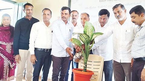 ಯಲಬುರ್ಗಾದ ಎಂಎಚ್‌ಪಿಎಸ್ ಶಾಲೆಯಲ್ಲಿ ಶಿಕ್ಷಕರಿಗೆ ಹಮ್ಮಿಕೊಂಡಿದ್ದ ಒಂದು ದಿನದ ಪರಿವರ್ತನಾ ಅವಧಿಯ ತರಬೇತಿ ಕಾರ್ಯಾಗಾರವನ್ನು ತಾಲೂಕಿನ ಶಿಕ್ಷಣ ಇಲಾಖೆ ಕ್ಷೇತ್ರ ಸಂಪನ್ಮೂಲ ವ್ಯಕ್ತಿ ಶರಣಗೌಡ ಪೊ.ಪಾ. ಉದ್ಘಾಟಿಸಿದರು. ಅಜೀಂ ಪ್ರೇಮ್‌ಜಿ ಪ್ರತಿಷ್ಠಾನದ ಸಂಚಾಲಕಿ ಮಂಜುಳಾ, ತಾಲೂಕು ನೌಕರರ ಸಂಘದ ಅಧ್ಯಕ್ಷ ಎಸ್.ಶ್ಯಾಗೋಟಿ, ಪ್ರಮುಖರಾದ ನಾಗರಾಜ ಕುರಿ, ಶಾಂತಪ್ಪ ಜುಮ್ಮನ್ನವರ, ಕಾಂತರಾಜ ಶೆಟ್ಟರ್ ಇತರರಿದ್ದರು.