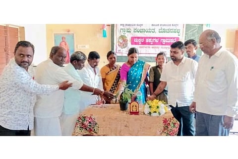 ಅಳವಂಡಿ ಸಮೀಪದ ಬೋಚನಹಳ್ಳಿಯಲ್ಲಿ ಆಯೋಜಿಸಿದ್ದ ಮಕ್ಕಳ ಹಕ್ಕುಗಳ ಗ್ರಾಮ ಸಭೆಯನ್ನು ಗ್ರಾಪಂ ಅಧ್ಯಕ್ಷೆ ಅಡಿವೆವ್ವ ಚವಟಗಿ ಉದ್ಘಾಟಿಸಿದರು. ಪಿಡಿಒ ಸಂಜಯ ಚವಡಾಳ, ಕಾರ್ಯದರ್ಶಿ ಅಕ್ಬರ್ ಸಾಬ್ ಮಿಟಾಯಿ,  ಪ್ರಮುಖರಾದ ಹನುಮೇಶ, ಸಣ್ಣ ಹನುಮಪ್ಪ, ರೆಹಮತ್ ಬಿ, ಯಮನೂರಪ್ಪ ಇದ್ದರು.