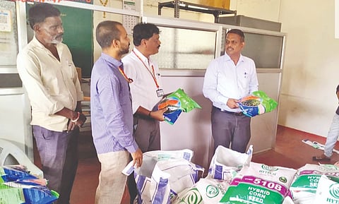 ಬಸವನಬಾಗೇವಾಡಿ ಪಟ್ಟಣದ ರೈತ ಸಂಪರ್ಕ ಕೇಂದ್ರಕ್ಕೆ ವಿಜಯಪುರ ಜಿಲ್ಲಾ ಕೃಷಿ ಇಲಾಖೆ ಜಂಟಿ ನಿರ್ದೇಶಕ ಶಿವನಗೌಡ ಪಾಟೀಲ ಭೇಟಿ ನೀಡಿ ಪರಿಶೀಲನೆ ನಡೆಸಿದ್ದರು. ಸಹಾಯಕ ಕೃಷಿ ನಿರ್ದೇಶಕ ಆಮಗೊಂಡ ಬಿರಾದಾರ, ತಾಂತ್ರಿಕ ಅಧಿಕಾರಿ ಗಾಯತ್ರಿ ಶಿಂಧೆ ಇತರರಿದ್ದರು.