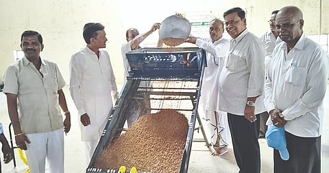 ಬಸವನಬಾಗೇವಾಡಿ ಪಟ್ಟಣದ ಕೃಷಿ ಉತ್ಪನ್ನ ಮಾರುಕಟ್ಟೆಯಲ್ಲಿ ಕಡಲೆ ಖರೀದಿ ಕೇಂದ್ರ ಪ್ರಾರಂಭಿಸಲಾಯಿತು.  ಚಂದ್ರಶೇಖರ ಗೌಡ ಪಾಟೀಲ, ಬಾಲಚಂದ್ರ ಮುಂಜಾನೆ, ಬಸವರಾಜ ಹಾರಿವಾಳ ಮತ್ತಿತರರಿದ್ದರು.