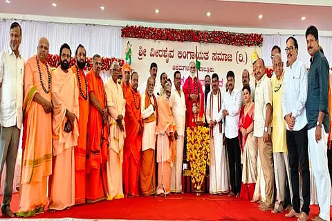 ಚಿಕ್ಕಮಗಳೂರಿನ ವೀರಶೈವ ಲಿಂಗಾತಯತ ಸಮುದಾಯ ಭವನದ ಆವರಣದಲ್ಲಿ ನಿರ್ಮಿಸಿದ ಶ್ರೀ ಈಶ್ವರ ದೇವಸ್ಥಾನದ ಉದ್ಘಾಟನೆ-ಲಿಂಗ ಪ್ರತಿಷ್ಠಾಪನೆ ಕಳಸಾರೋಹಣ ಅಂಗವಾಗಿ ಗುರುವಾರ ಜರುಗಿದ ಧರ್ಮ ಜಾಗೃತಿ ಸಮಾರಂಭವನ್ನು ಸಂಸದ ಬಿ.ವೈ.ರಾಘವೇಂದ್ರ ಉದ್ಘಾಟಿಸಿದರು. ಬಾಳೆಹೊನ್ನೂರು ಶ್ರೀ ರಂಭಾಪಯರಿ ಜಗದ್ಗುರುಗಳು ಸೇರಿದಂತೆ ವಿವಿಧ ಮಠಾಧೀಶರು, ಶಾಸಕ ಎಚ್.ಡಿ.ತಮ್ಮಯ್ಯ ಉಯಪಸ್ಥಿತರಿದ್ದರು.