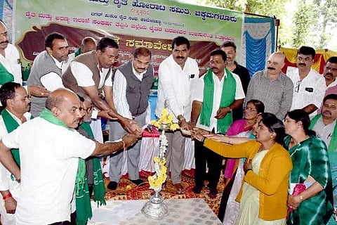 ಚಿಕ್ಕಮಗಳೂರು ಸಮೀಪದ ಮಲ್ಲೇನಹಳ್ಳಿ ಸಮೀಪದ ಕುಮಾರಗಿರಿಯಲ್ಲಿ ಕ್ಷೇತ್ರದ ಸಭಾಂಗಣದಲ್ಲಿ ಭಾನುವಾರ ಜಿಲ್ಲಾ ನಾಗರಿಕರ ಮತ್ತು ರೈತರ ಹೋರಾಟ ಸಮಿತಿ, ಬಗರ್‌ಹುಕುಂ ರೈತ ಸಂಘ ಸಹಯೋಗದಲ್ಲಿ ಹಮ್ಮಿಕೊಂಡಿದ್ಧ ರೈತರ ಜನಜೀವನ ಉಳಿಸುವಂತೆ ಆಯೋಜಿಸಿದ್ಧ ರೈತ ಸಮಾವೇಶವನ್ನುಶಾಸಕ ಎಚ್‌.ಡಿ.ತಮ್ಮಯ್ಯ ಉದ್ಘಾಟಿಸಿದರು. ಕೆ.ಟಿ.ಬೋರಯ್ಯ, ಎಸ್‌.ವಿಜಯ್‌ ಕುಮಾರ್‌, ಕೆ.ಕೆ.ರಘು, ಸಿ,.ಎನ್‌.ಕುಮಾರ್‌ ಮತ್ತಿತರರಿದ್ದರು.