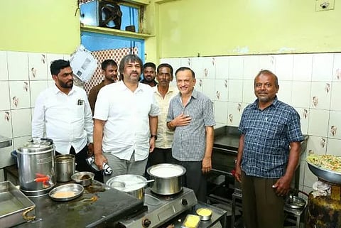 ಚಿಕ್ಕಮಗೂರು ಜಿಲ್ಲೆಯ ಬೀರೂರಿನ ಪ್ರೀತಿ ಕ್ಯಾಂಟೀನ್‌ಗೆ ಭೇಟಿ ನೀಡಿದ ಸಚಿವ ಮಧು ಬಂಗಾರಪ್ಪ ಅವರು ಹೋಟೆಲ್‌ ಮಾಲೀಕರು ಹಾಗೂ ಸಿಬ್ಬಂದ ಯೋಗ ಕ್ಷೇಮ ವಿಚಾರಿಸಿದರು.