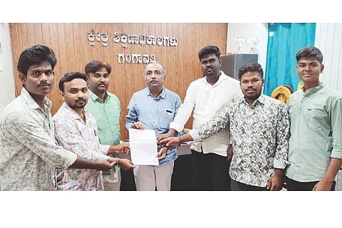ಗಂಗಾವತಿ ಬಿಇಒ ಕಚೇರಿ ಮುಂದೆ ಎಸ್‌ಎ್ಐ ತಾಲೂಕು ಸಮಿತಿ ಸದಸ್ಯರು ಪ್ರತಿಭಟನೆ ನಡೆಸಿ,ಬೇಡಿಕೆ ಮನವಿಯನ್ನು ವ್ಯವಸ್ಥಾಪಕ ಶಿವಪ್ರಸಾದ ಅವರಿಗೆ ಸಲ್ಲಿಸಿದರು. ಸಮಿತಿ ಜಿಲ್ಲಾಧ್ಯಕ್ಷ ಶಿವಕುಮಾರ ಈಚನಾಳ್, ಕಾರ್ಯದರ್ಶಿ ಬಾಲಾಜಿ ಚಳ್ಳಾರಿ ಪದಾಧಿಕಾರಿಗಳಾದ ಎಂ.ಶರ್ೀ, ಸಮೃದ್ಧ, ಆರ್.ನಾಗರಾಜ ಇತರರಿದ್ದರು. 