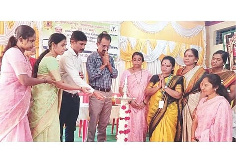 ಹನುಮಸಾಗರದಲ್ಲಿ ಧರ್ಮಸ್ಥಳ ಗ್ರಾಮಾಭಿವೃದ್ಧಿ ಯೋಜನೆಯಿಂದ ಹಮ್ಮಿಕೊಂಡಿದ್ದ ಒಕ್ಕೂಟ ಪದಾಧಿಕಾರಿಗಳ ತರಬೇತಿ ಕಾರ್ಯಕ್ರಮವನ್ನು ಜಿಲ್ಲಾ ಯೋಜನಾಧಿಕಾರಿ ಪ್ರಕಾಶ ರಾವ್ ಉದ್ಘಾಟಿಸಿದರು. ತಾಲೂಕು ಯೋಜನಾಧಿಕಾರಿ ನಿರಂಜನ್, ವಲಯ ಮೇಲ್ವಿಚಾರಿಕಿ ನಂದಾ, ವಿವಿಧ ಸಂಘಗಳ ಒಕ್ಕೂಟದ ಅಧ್ಯಕ್ಷರಾದ ಸುನೀತಾ ಕೋಮಾರಿ, ಲಕ್ಷ್ಮೀಬಾಯಿ ಪತ್ತಾರ್, ಜಯಶ್ರೀ, ಶಿವಬಾಯಿ ಕವಲೂರ ಇತರರಿದ್ದರು.