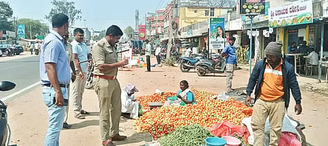  ಕಡೂರಿನ ಎಪಿಎಂಸಿ ಪ್ರವೇಶದ್ವಾರದ ರಸ್ತೆ ಬದಿ ತರಕಾರಿ ವ್ಯಾಪಾರ ನಡೆಸುತ್ತಿದ್ದ ವ್ಯಾಪಾರಸ್ಥರಿಗೆ ಪಿಎಸ್‌ಐ ಸಜಿತ್ ಕುಮಾರ್ ತಿಳಿವಳಿಕೆ ನೋಟಿಸ್ ನೀಡಿದರು. ರೇಣುಕಾ ಪ್ರಸಾದ್, ರಾಘವೇಂದ್ರ, ಮಧು ಇದ್ದರು. 