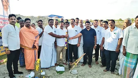 ಕಡೂರು ತಾಲೂಕು ಚಿಕ್ಕಬಾಸೂರು ಬಳಿ ಇರುವ ಅಮೃತ್ ಮಹಲ್ ಕಾವಲು ಪ್ರದೇಶದಲ್ಲಿ ಅಭಿವೃದ್ಧಿ ಕಾಮಗಾರಿಗಳಿಗೆ ಶಾಸಕ ಕೆ.ಎಸ್.ಆನಂದ್ ಭೂಮಿಪೂಜೆ ನೆರವೇರಿಸಿದರು. ಮೋಹನ್‌ಕುಮಾರ್, ಸೋಮಶೇಖರ್, ಪ್ರಕಾಶ್, ಹರ್ಷ, ತ್ಯಾಗರಾಜ್ ಮತ್ತಿತರರಿದ್ದರು.