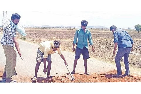ಶ್ರೀರಾಮರಂಗಾಪುರದಿಂದ ಏಳುಬೆಂಚಿಗೆ ತೆರಳುವ ರಸ್ತೆಯ ಗುಂಡಿಗೆ ಮಣ್ಣು ತುಂಬುತ್ತಿರುವ ಯುವ ರೈತರು.