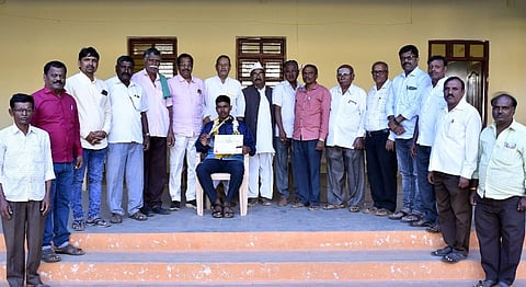  shot put ರಾಷ್ಟ್ರಮಟ್ಟಕ್ಕೆ ಆಯ್ಕೆಯಾದ ಶಿಗ್ಲಿ ಗ್ರಾಮದ ಮಂಜುನಾಥ ಹಳೇರಿತ್ತಿ ಅವರನ್ನು ಸಂಸ್ಥೆ ವತಿಯಿಂದ ಸನ್ಮಾನಿಸಲಾಯಿತು.