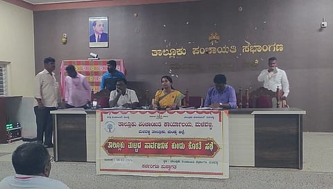 ಮಳವಳ್ಳಿ ಪಟ್ಟಣದ ತಾಲೂಕು ಪಂಚಾಯಿತಿ ಸಭಾಂಗಣದಲ್ಲಿ ಸೋಮವಾರ ಸಂಜೆ ಜಿಪಂ ಸಿಇಒ ಕೆ.ಆರ್.ನಂದಿನಿ ತಾಪಂ ಮತ್ತು ಗ್ರಾಪಂ ಅಧಿಕಾರಿಗಳೊಂದಿಗೆ ಸಭೆ ನಡೆಸಿದರು. ಚಂದ್ರು, ಶ್ರೀನಿವಾಸ್, ಪಾರ್ಥಸಾರಥಿ ಇದ್ದರು.