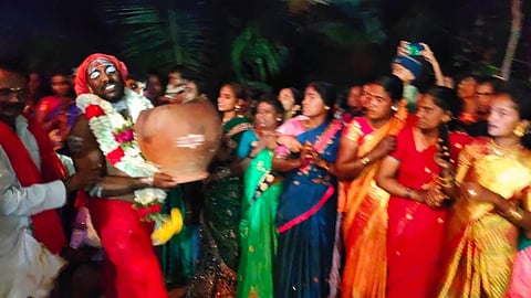 ಮಳವಳ್ಳಿ ತಾಲೂಕಿನ ಬಿ.ಜಿ.ಪುರ ಸಮೀಪದ ಉತ್ತೂರು ಗ್ರಾಮದಲ್ಲಿ ಬುಧವಾರ ರಾತ್ರಿ ಉತ್ತೂರಮ್ಮ ದೇವಿಯ ಅಗ್ಗಿಷ್ಟಿಕೆ ಬೆಂಕಿಯುಂಡೆ ಇರುವ ಗಡಿಗೆಯನ್ನು ಅರ್ಚಕ ಜಯಕುಮಾರ್ ಬಾಚಿಕೊಂಡು ದೇವಸ್ಥಾನದ ಸುತ್ತಲೂ ಪ್ರದಕ್ಷಿಣೆ ಹಾಕಿದರು. 