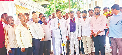 ಮಳವಳ್ಳಿ ಪಟ್ಟಣದ ಸರ್ಕಾರಿ ಆಸ್ಪತ್ರೆ ಆವರಣದಲ್ಲಿ ಶವಾಗಾರ ಕೊಠಡಿ ನಿರ್ಮಾಣಕ್ಕೆ ಶನಿವಾರ ಶಾಸಕ ಪಿ.ಎಂ.ನರೇಂದ್ರಸ್ವಾಮಿ ಭೂಮಿಪೂಜೆ ನೆರವೇರಿಸಿದರು. ಡಾ.ಸಂಜಯ್, ಡಾ.ವೀರಭದ್ರಪ್ಪ, ದೊಡ್ಡಯ್ಯ, ಕಲ್ಕುಣಿ ದೇವರಾಜು, ನೂರುಲ್ಲಾ ಇದ್ದರು.