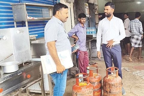 ಮಾನ್ವಿಯಲ್ಲಿ ಮಂಗಳವಾರ ವಿವಿಧ ಹೋಟೆಲ್‌ಗಳಲ್ಲಿ ಬಳಕೆ ಮಾಡುತ್ತಿದ್ದ ಗೃಹ ಬಳಕೆ ಸಿಲಿಂಡರ್‌ಗಳನ್ನು ತಹಸೀಲ್ದಾರ್ ಭೀಮರಾಯ್ ರಾಮಸಮುದ್ರ ವಶಪಡಿಸಿಕೊಂಡರು. ಆಹಾರ ನಿರೀಕ್ಷಕದ ದೇವರಾಜ್ ಇದ್ದರು.