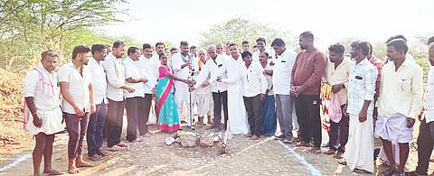 ಮಸ್ಕಿ ತಾಲೂಕಿನ ಅಂಕುಶದೊಡ್ಡಿ ಗ್ರಾಮದಲ್ಲಿ ಸಿಸಿ ರಸ್ತೆ ನಿರ್ಮಾಣಕ್ಕೆ ಶಾಸಕ ಆರ್.ಬಸನಗೌಡ ತುರ್ವಿಹಾಳ ಭೂಮಿಪೂಜೆ ನೆರವೇರಿಸಿದರು. ಪ್ರಮುಖರಾದ ಮೆಹಬೂಬ್‌ಸಾಬ್ ಮುದ್ದಾಪುರ, ಅಮರಪ್ಪ, ಅಜಯ ನಾಡಗೌಡ ಇತರರಿದ್ದರು.