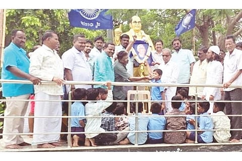 ಮಸ್ಕಿ ಗಾಂಧಿನಗರದ ಡಾ.ಅಂಬೇಡ್ಕರ್ ಉದ್ಯಾನದಲ್ಲಿ ಹಮ್ಮಿಕೊಂಡಿದ್ದ ದಿ.ಪ್ರೊ.ಬಿ.ಕೃಷ್ಣಪ್ಪ ಜನ್ಮದಿನ ಕಾರ್ಯಕ್ರಮದಲ್ಲಿ ಸಾಹಿತಿ ಸಿ. ದಾನಪ್ಪ, ಜಿಪಂ ಮಾಜಿ ಸದಸ್ಯ ದೊಡ್ಡಪ್ಪ ಮುರಾರಿ, ಪುರಸಭೆ ಸದಸ್ಯರಾದ ದೊಡ್ಡ ಕರಿಯಪ್ಪ, ಮೌನೇಶ ಮುರಾರಿ ಇತರರಿದ್ದರು.