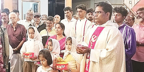 ಮೇರಿ ಮಾತೆ ಜಯಂತಿ ಹಿನ್ನೆಲೆಯಲ್ಲಿ ಭಕ್ತರು ನಾಪೋಕ್ಲುವಿನ ಸಂತ ಮೇರಿ ಮಾತೆಯ ದೇವಾಲಯಕ್ಕೆ ಭತ್ತದ ತೆನೆ, ಕಬ್ಬುಗಳೊಂದಿಗೆ ಆಗಮಿಸಿರುವುದು. 