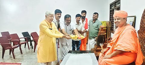 ಎನ್.ಆರ್.ಪುರ ಬಸ್ತಿ ಮಠದಲ್ಲಿ  ಶ್ರೀ ಲಕ್ಷ್ಮೀಸೇನಾ ಭಟ್ಟಾರಕ ಸ್ವಾಮೀಜಿ ಅವರಿಂದ ವಿಶ್ವ ಹಿಂದೂ ಪರಿಷತ್ ಅಂತಾರಾಷ್ಟ್ರೀಯ ಅಧ್ಯಕ್ಷ ಅಲೋಕ್‌ಕುಮಾರ್ ಆಶೀರ್ವಾದ ಪಡೆದರು. ಕೆ.ಪಿ.ಸುರೇಶ್‌ಕುಮಾರ್, ಆರ್.ಡಿ.ಮಹೇಂದ್ರ, ದಿವೀರ್‌ಮಲ್ನಾಡ್, ಅಭಿಗಡಿಗೇಶ್ವರ ಇದ್ದರು.