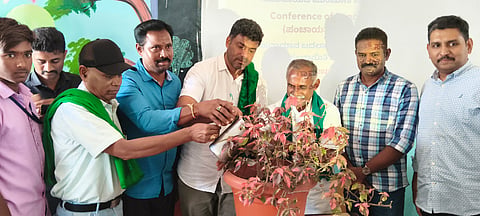 ಪಾಂಡವಪುರ ತಾಲೂಕು ಅರಳಕುಪ್ಪೆ ಸರ್ಕಾರಿ ಹಿರಿಯ ಪ್ರಾಥಮಿಕ ಶಾಲೆಯಲ್ಲಿ ಆಯೋಜಿಸಿದ್ದ ಹವಾಮಾನ ಬದಲಾವಣೆ ಕುರಿತ ಕಾರ್ಯಾಗಾರವನ್ನು ಶಾಸಕ ದರ್ಶನ್ ಪುಟ್ಟಣ್ಣಯ್ಯ ಉದ್ಘಾಟಿಸಿದರು. ಎ.ಎಲ್.ಕೆಂಪೂಗೌಡ, ಕೆ.ಎನ್.ವಿಜಯಕುಮಾರ್ ಇದ್ದರು.