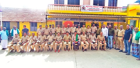ಪಾಂಡವಪುರ ತಾಲೂಕು ಕ್ಯಾತನಹಳ್ಳಿಯಲ್ಲಿ ನೂತನವಾಗಿ ಪ್ರಾರಂಭವಾದ ಪೊಲೀಸ್ ಠಾಣೆ ಸಿಬ್ಬಂದಿಯೊಂದಿಗೆ ಶಾಸಕ ದರ್ಶನ್ ಪುಟ್ಟಣ್ಣಯ್ಯ, ಎಸ್ಪಿ ಮಲ್ಲಿಕಾರ್ಜುನ ಬಾಲದಂಡಿ, ಗಂಗಾಧರಸ್ವಾಮಿ, ಶಾಂತಮಲ್ಲಪ್ಪ ಇದ್ದರು.