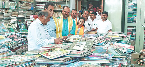 ಪಾಂಡವಪುರ ತಾಲೂಕಿನ ಹರಳಹಳ್ಳಿಯಲ್ಲಿರುವ ಪುಸ್ತಕ ಮನೆಗೆ ಮಾಜಿ ಡಿಸಿಎಂ ಅಶ್ವತ್ಥ ನಾರಾಯಣಗೌಡ ಭೇಟಿ ನೀಡಿ ಪುಸ್ತಕ ಸಂಗ್ರಹ ವೀಕ್ಷಿಸಿದರು.