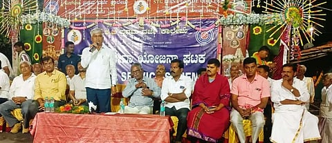 ಪಾಂಡವಪುರ ತಾಲೂಕಿನ ಚಾಗಶೆಟ್ಟಹಳ್ಳಿ ಗ್ರಾಮದಲ್ಲಿ ಎಸ್‌ಟಿಜಿ ಪ್ರಥಮ ದರ್ಜೆ ಕಾಲೇಜಿನ ಎನ್‌ಎಸ್‌ಎಸ್ ಘಟಕದ ವತಿಯಿಂದ ನಡೆದ ಎನ್‌ಎಸ್‌ಎಸ್ ಶಿಬಿರದ ಸಮಾರೋಪ ಸಮಾರಂಭದಲ್ಲಿ ಎಸ್‌ಟಿಜಿ ಶಿಕ್ಷಣ ಸಂಸ್ಥೆ ಅಧ್ಯಕ್ಷ ಸಿ.ಎಸ್.ಪುಟ್ಟರಾಜು ಮಾತನಾಡಿದರು. ಶ್ರೀ ಶಿವಬಸವ ಸ್ವಾಮೀಜಿ, ರಾಜೇಶ್ ಗುರೂಜಿ ಇದ್ದರು.