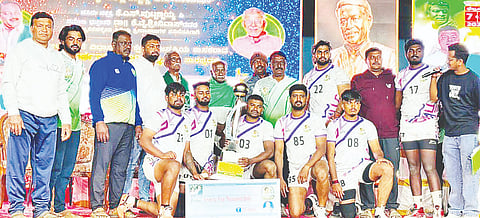 ಪಾಂಡವಪುರ ತಾಲೂಕಿನ ಕ್ಯಾತನಹಳ್ಳಿಯಲ್ಲಿ ನಡೆದ ಹೊನಲು ಬೆಳಕಿನ ಮ್ಯಾಟ್ ಕಬಡ್ಡಿ ಪಂದ್ಯಾವಳಿಯಲ್ಲಿ ಪ್ರಥಮ ಸ್ಥಾನ ಗಳಿಸಿದ ತಂಡದ ಕ್ರೀಡಾಪಟುಗಳು ಬಹುಮಾನ ಸ್ವೀಕರಿಸಿದರು.