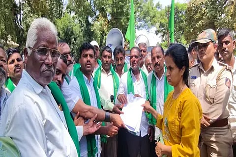ಶಿಕಾರಿಪುರದಲ್ಲಿ ಕಸ್ತೂರಿ ರಂಗನ್ ವರದಿ ವಿರೋಧಿಸಿ ರೈತರು ತಾಲೂಕು ಆಡಳಿತಕ್ಕೆ ಮನವಿ ಸಲ್ಲಿಸಿದರು. ಡಿ.ಎಸ್.ಈಶ್ವರಪ್ಪ, ಈರಣ್ಣ ಪ್ಯಾಟಿ, ಬಸವರಾಜಪ್ಪ, ಬಸವರಾಜ ಪಾಟೀಲ್, ಮಂಜುನಾಥ್ ಇತರರಿದ್ದರು.