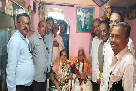 ಶಿಕಾರಿಪುರ ತಾಲೂಕು ಶರಣ ಸಾಹಿತ್ಯ ಸಮ್ಮೇಳನದ ನಿಯೋಜಿತ ಅಧ್ಯಕ್ಷ ಸುಭಾಷ್‌ಚಂದ್ರ ಸ್ಥಾನಿಕ್ ಅವರನ್ನು ಸಮ್ಮೇಳನಕ್ಕೆ ಆಹ್ವಾನಿಸಲಾಯಿತು. ಶಶಿಧರ್‌ಸ್ವಾಮಿ, ಮಹಾರುದ್ರ, ಜಗದೀಶ್, ಮಂಜುನಾಥ್ ಇತರರಿದ್ದರು.